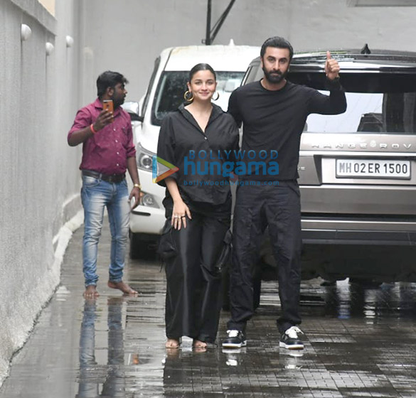 photos ranbir kapoor and alia bhatt snapped at the dharma productions office 5