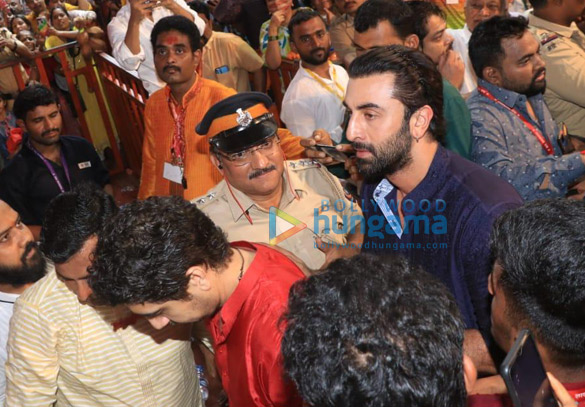 photos ranbir kapoor and ayan mukerji snapped at lalbaugcha raja 5