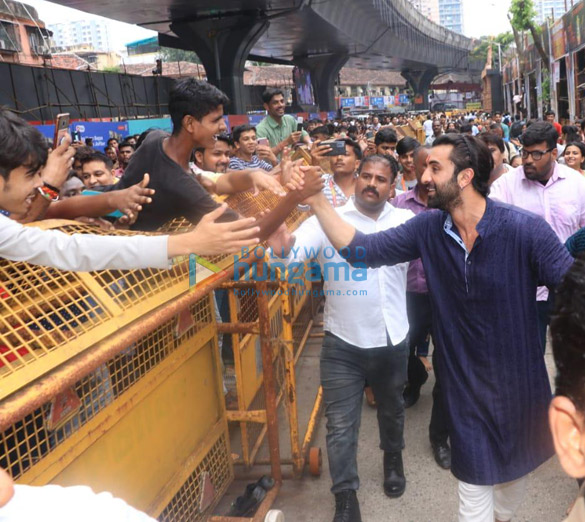 photos ranbir kapoor and ayan mukerji snapped at lalbaugcha raja 9