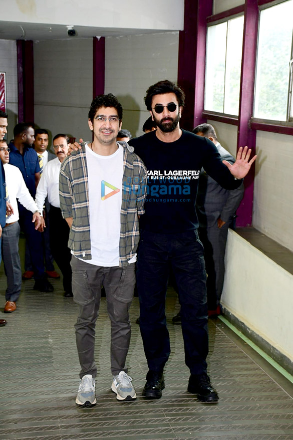 Photos: Ranbir Kapoor and Ayan Mukerji snapped interacting with fans watching Brahmastra – Part One: Shiva at a theatre