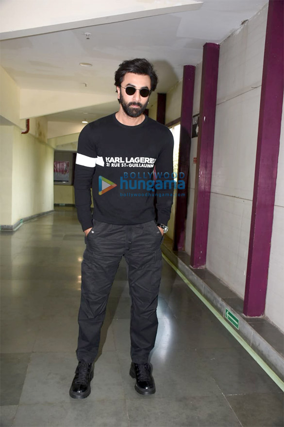 photos ranbir kapoor and ayan mukerji snapped interacting with fans watching brahmastra part one shiva at a theatre 7