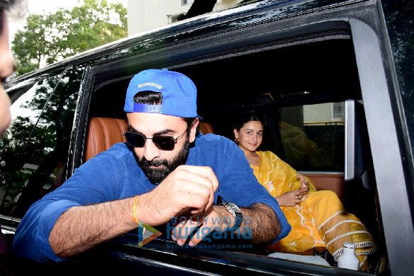 photos ranbir kapoor celebrates his 40th birthday with alia bhatt and fans outside his residence 2