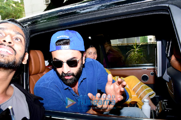 photos ranbir kapoor celebrates his 40th birthday with alia bhatt and fans outside his residence 3