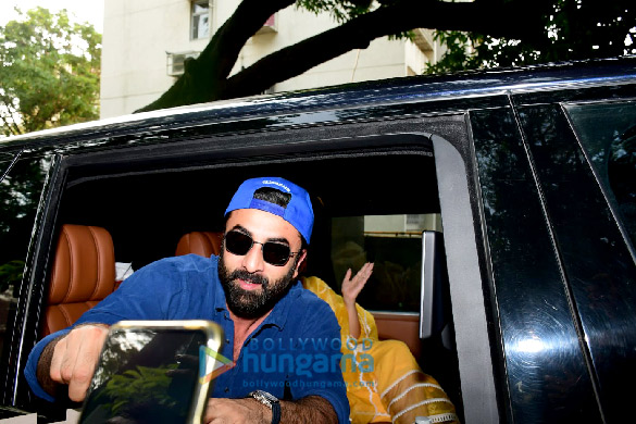 photos ranbir kapoor celebrates his 40th birthday with alia bhatt and fans outside his residence 4