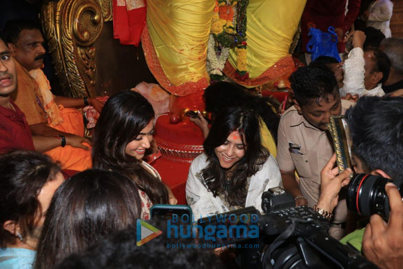 photos rashmika mandanna and ekta kapoor visit lalbaugcha raja 6