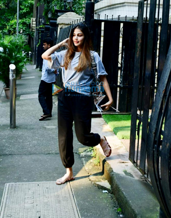 photos rhea chakraborty spotted outside a salon in khar 3