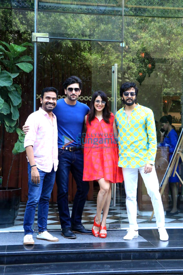 photos riteish deshmukh genelia dsouza shaad randhawa and mushtaq sheikh spotted at bkc bandra 1