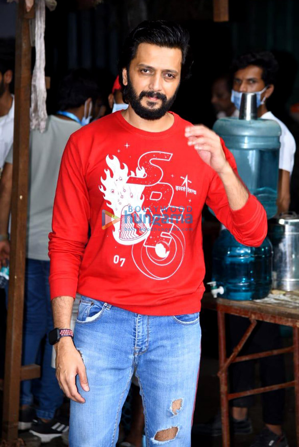 photos riteish deshmukh snapped in juhu 2 2