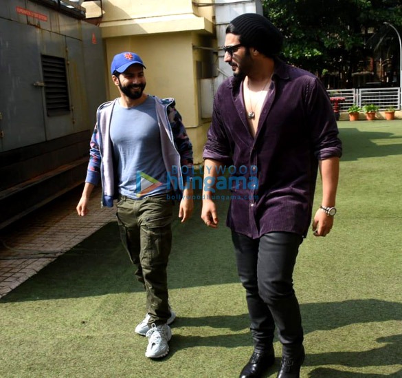 photos saif ali khan kareena kapoor khan varun dhawan arjun kapoor and others snapped attending a screening of brahmastra part one shiva at pvr juhu 3 2