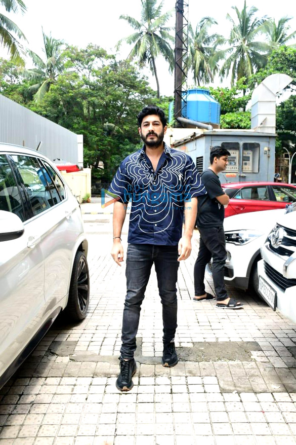 photos saif ali khan kareena kapoor khan varun dhawan arjun kapoor and others snapped attending a screening of brahmastra part one shiva at pvr juhu 5