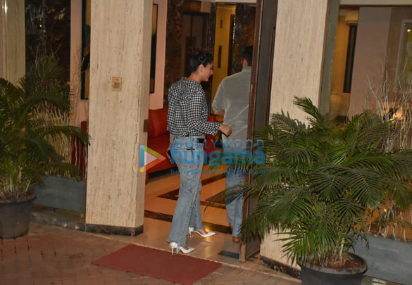 photos saif ali khan and kareena kapoor khan snapped in bandra 4 3