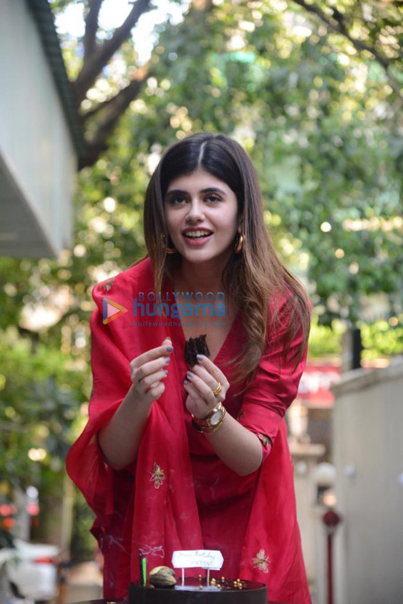 photos sanjana sanghi celebrates her birthday in mumbai 3