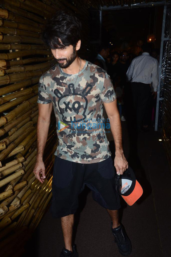 photos shahid kapoor and mira kapoor snapped at bastian in worli 2