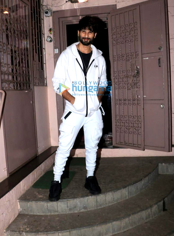 photos shahid kapoor snapped at a dubbing studio in bandra 4