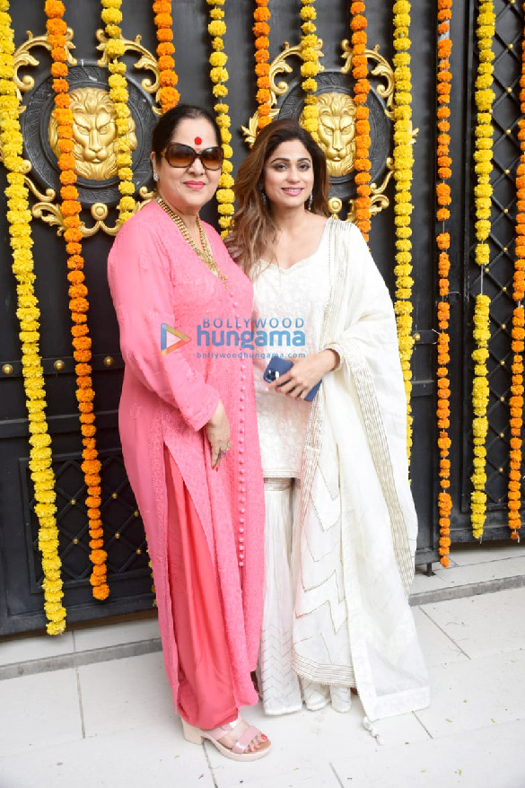 photos shamita shetty sunanda shetty and akanksha malhotra snapped at lalbaugcha raja darshan 2