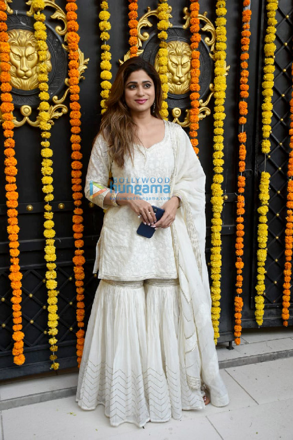 photos shamita shetty sunanda shetty and akanksha malhotra snapped at lalbaugcha raja darshan 3