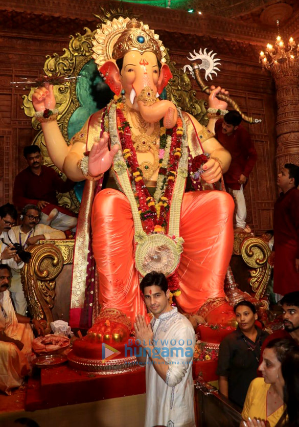 294 Lalbaug Raja Stock Photos, High-Res Pictures, and Images - Getty Images