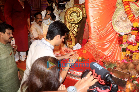 photos sidharth malhotra snapped at lalbaugcha raja 3