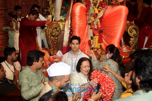 photos sidharth malhotra snapped at lalbaugcha raja 4