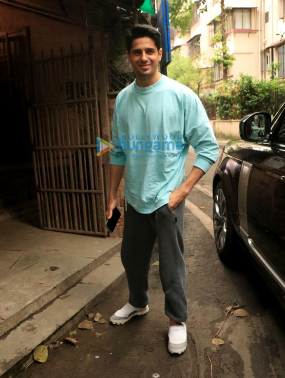 photos sidharth malhotra snapped at a dubbing studio in bandra 2