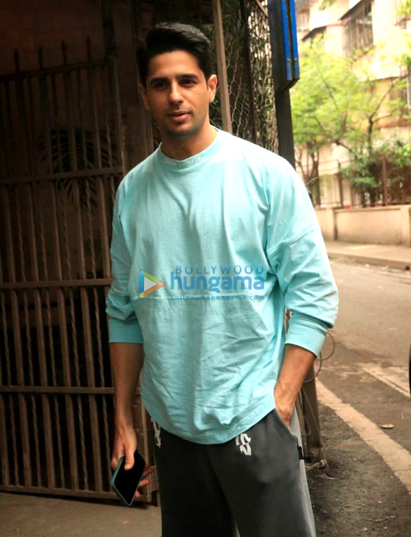 Photos: Sidharth Malhotra snapped at a dubbing studio in Bandra Photos: Sidharth Malhotra snapped at a dubbing studio in Bandra