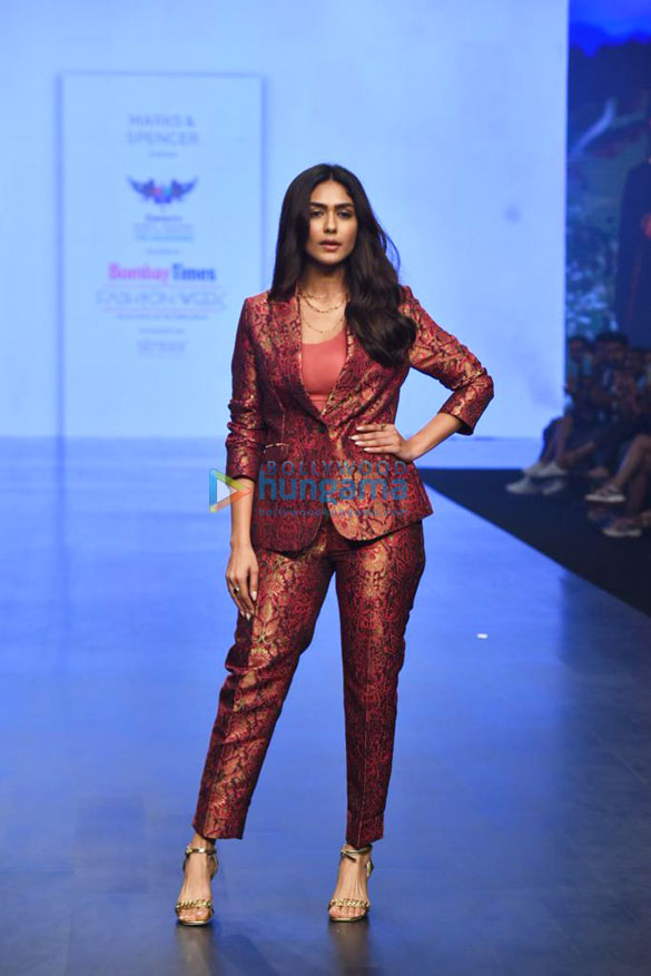 photos sonakshi sinha zaheer iqbal and others snapped attending the bombay times fashion week 2022 9077 2