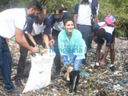 Photos: Tanishaa Mukerji snapped with her mother attending a beach clean up at Carter Road