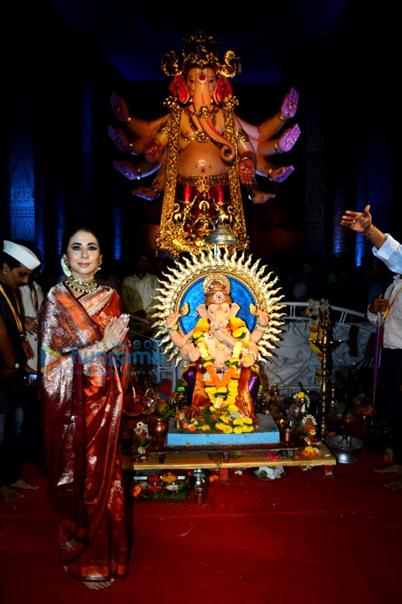 photos urmila matondkar snapped attending the parel cha raja maha aarti 5