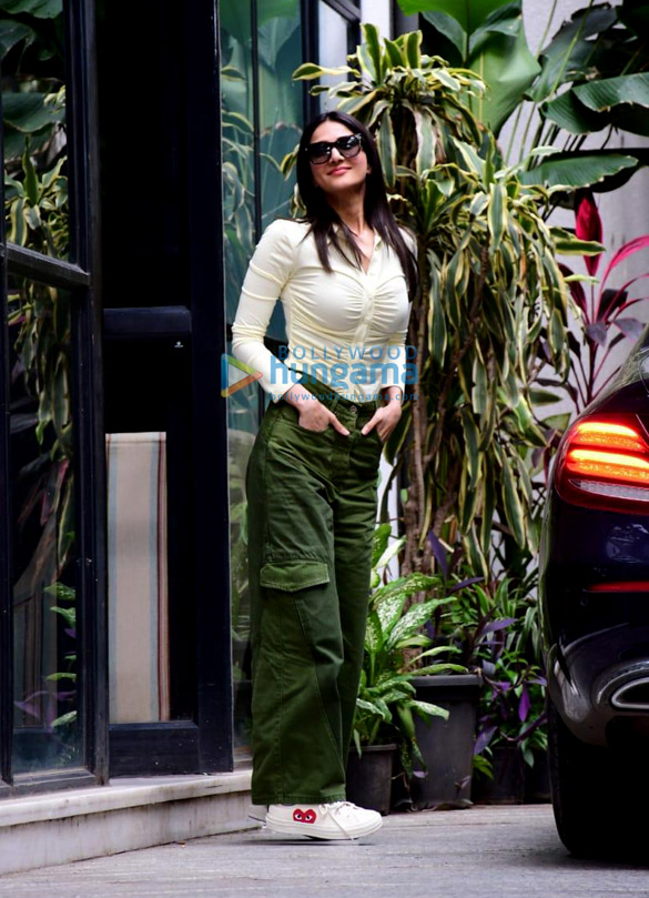 photos vaani kapoor spotted at maddock films office in santacruz 4