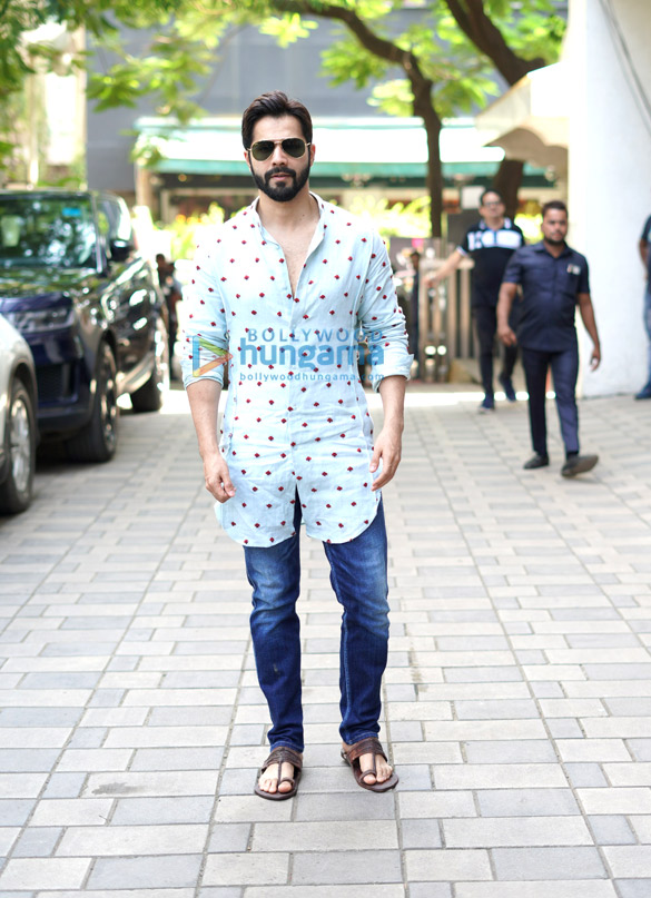 photos varun dhawan sara ali khan sidharth malhotra and others snapped at t series ganpati puja 11
