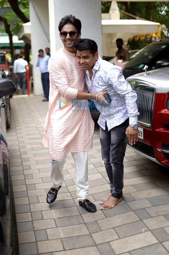 photos varun dhawan sara ali khan sidharth malhotra and others snapped at t series ganpati puja 20