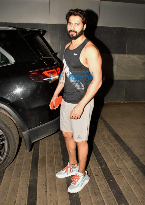 photos varun dhawan snapped at the gym 4 2