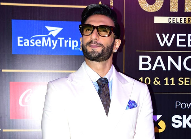 Ranveer Singh mobbed by fans at SIIMA Awards 2022; gets hit in the face Ranveer Singh mobbed by fans at SIIMA Awards 2022; gets hit in the face