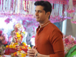 Sidharth Malhotra looks smoking hot in red traditional outfit