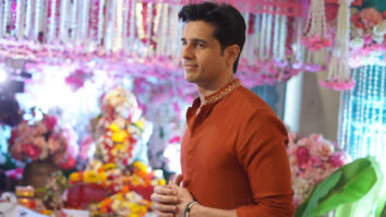 Sidharth Malhotra looks smoking hot in red traditional outfit