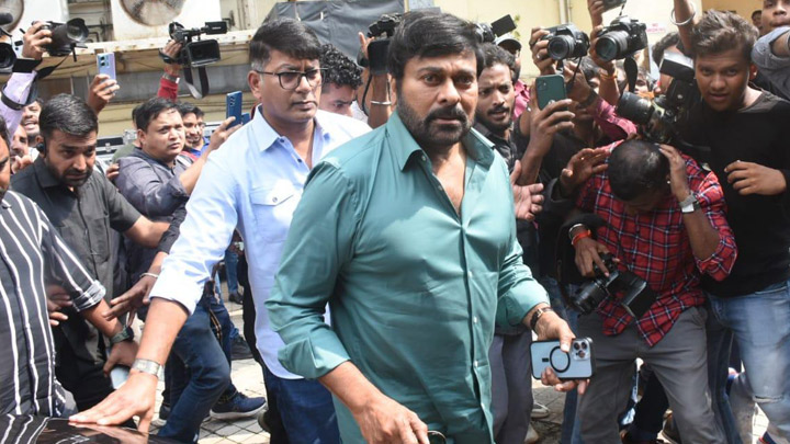 Chiranjeevi receives a warm welcome from paps!