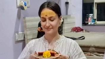 Elli AvrRam performs Diwali Pooja at her house