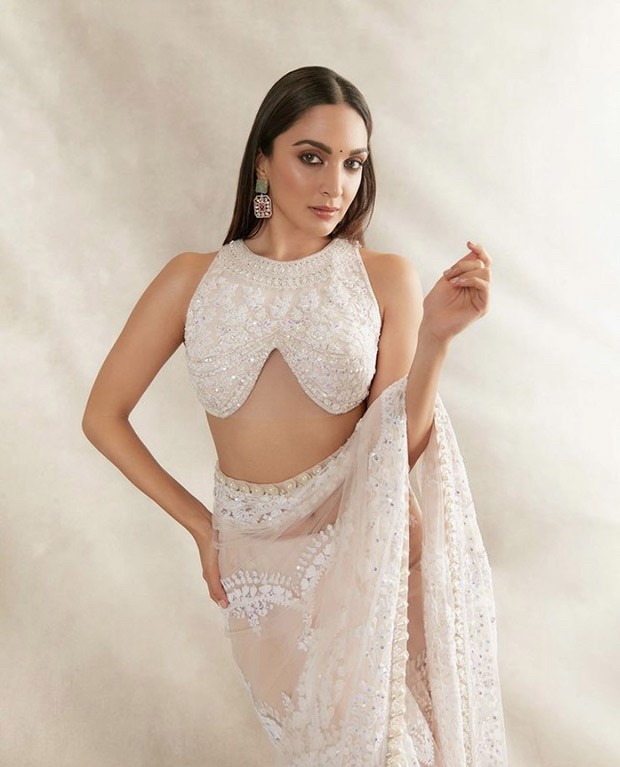 Kiara Advani in pristine white saree and infinity blouse is a sight to behold Kiara Advani in pristine white saree and infinity blouse is a sight to behold