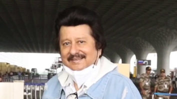 Pankaj Udhas greets paps at the airport