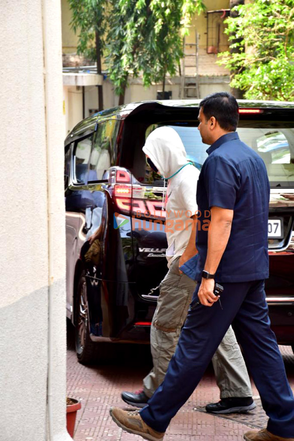 photos aamir khan spotted in bandra 1 5
