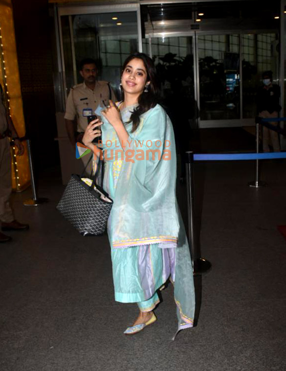 photos aishwarya rai bachchan abhishek bachchan janhvi kapoor and others snapped at the airport 3