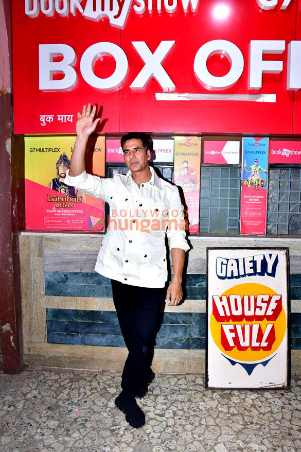 photos akshay kumar and nushrratt bharuccha snapped at g7 in bandra 3