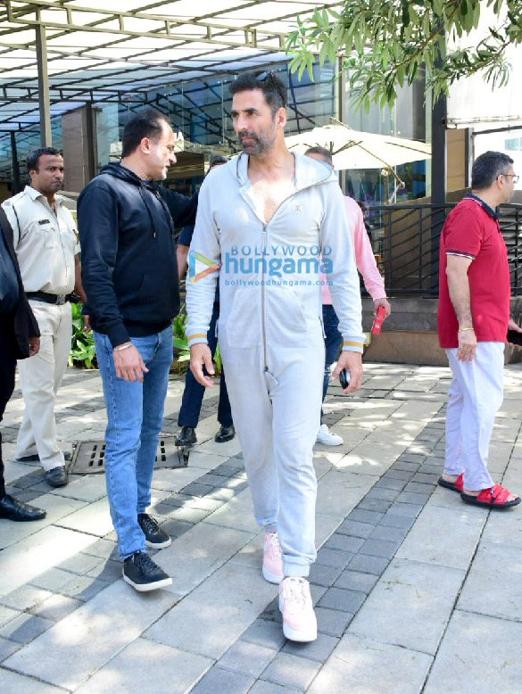photos akshay kumar snapped at yautcha in bkc 1