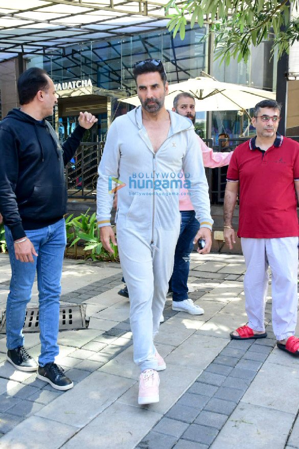 photos akshay kumar snapped at yautcha in bkc 2