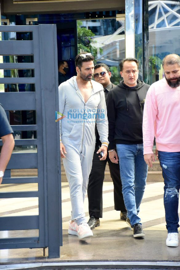 photos akshay kumar snapped at yautcha in bkc 3