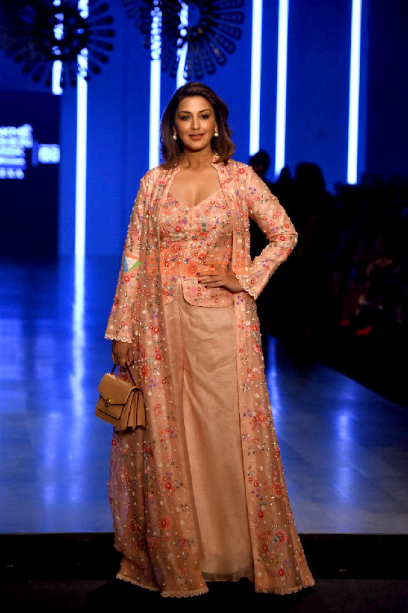photos alaya f riteish deshmukh genelia dsouza and others turn showstoppers on day 5 of the lakme fashion week 2022 8