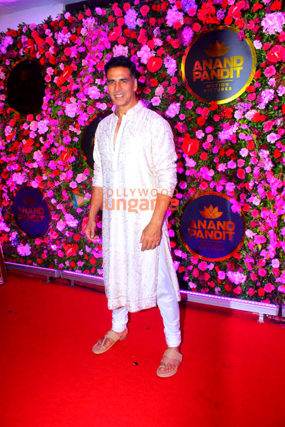 photos amitabh bachchan anand pandit and his wife snapped attending a diwali bash 9
