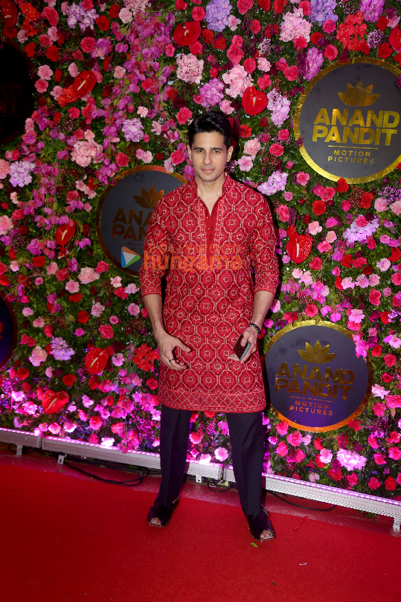 photos amitabh bachchan hrithik roshan and others snapped attending anand pandits diwali bash 6