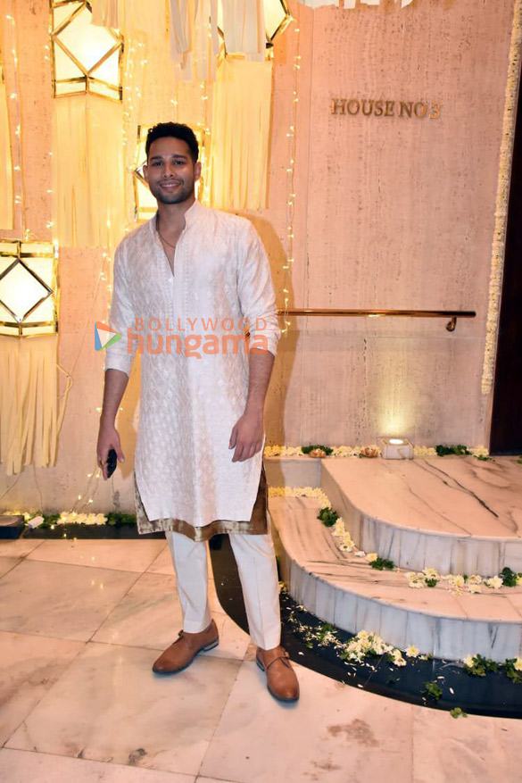 photos celebs grace pre diwali party at manish malhotras residence2 16