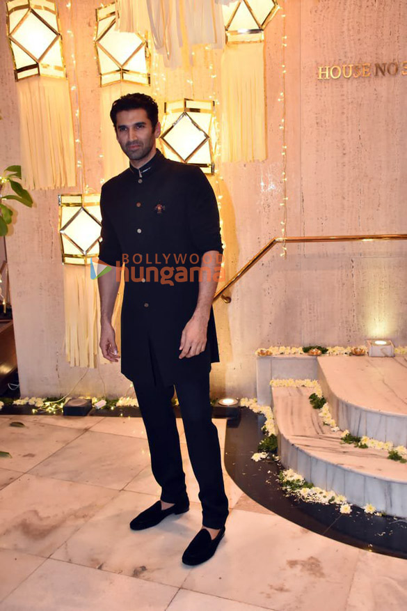 photos celebs grace pre diwali party at manish malhotras residence2 19